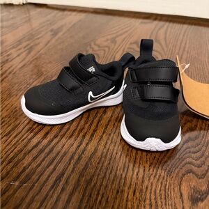 Nike Star Runner 3.                               Nike Kids Black&White Sneakers